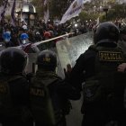 Los manifestantes se enfrentan con la policía antidisturbios durante una manifestación antigubernamental en Lima el 21 de septiembre de 2025.