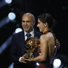 Andres Iniesta entrega el Balón de Oro 2025 a Aitana Bonmati.