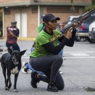 Una persona sostiene un arma durante instrucciones militares por parte de la Fuerza Armada Nacional Bolivariana (FANB), en Caracas (Venezuela).