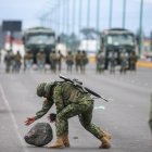 Militares retiran una piedra durante protestas este lunes, en Latacunga (Ecuador).