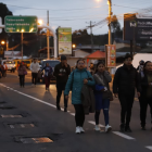 Centenares de trabajadores han optado por caminar para llegar a sus destinos.
