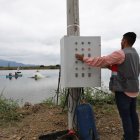 un trabajador monitorea una finca camaronera electrificada.