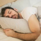 Una siesta prolongada puede parecer reconfortante, pero los expertos advierten sobre sus posibles efectos negativos en la salud y el ciclo de sueño nocturno.
