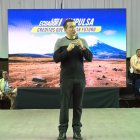 El presidente Daniel Noboa, en Cotopaxi, hizo la entrega simbólica de créditos a emprendedores agrícolas y artesanales.