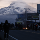 La vía Tabacundo–Cajas fue reabierta este martes por la Policía Nacional y militares, mientras persisten bloqueos en la ruta Quito–Cayambe