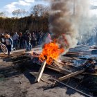 Personas participan en una manifestación este martes, en Tabacundo (Ecuador).