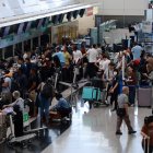 Los pasajeros realizan el registro de entrada en el aeropuerto internacional de Hong Kong mientras se acerca el tifón Ragasa, en Hong Kong, China, 23 de septiembre de 2025.