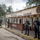Militares durante un operativo en la entrada del centro penitenciario Tocorón, en Tocorón (Venezuela).