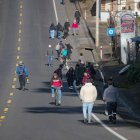 Personas transitan una vía este martes, en Tabacundo (Ecuador).