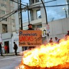 Estudiantes de la Universidad Central y organizaciones sociales marcharon por la avenida 10 de Agosto en Quito.