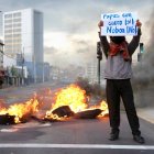 Estudiantes de la Universidad Central marchan por el centro de Quito con banderas y carteles en rechazo al alza del diésel.