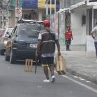 Invadir el espacio público de la calzada con objetos, incluso en calles donde es prohibido estacionar, es una de las infracciones que se reportan a la ATM en X.
