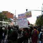 La marcha avanzó por la Av 10 de agosto mientras manifestantes impiden el paso de los vehículos.