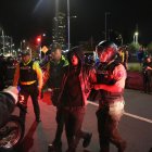 Al manifestante, un policía le lanzó gas directamente a la boca mientras lo llevaban detenido.