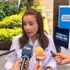 Marcela Aguiñaga después de la rueda de prensa en Guayaquil.