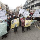 Familiares de los detenidos en las protestas se concentran afuera del coliseo Jacinto Collahuazo, en Otavalo, para exigir su liberación.