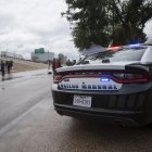 Un auto de la Policía de Dallas aparcado tras un tiroteo en la oficina local del Servicio de Inmigración y Control de Aduanas (ICE), en Dallas, Texas, EE.UU.