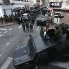 Integrantes de las Fuerzas Armadas custodian la ciudad este miércoles, en Otavalo (Ecuador).