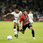 José ‘Choclo’ Quintero (i), carrilero de Liga de Quito, disputa un balón con el argentino Enzo Díaz, extremo del Sao Paulo.