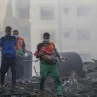Un palestino carga a una niña herida tras recuperarla de los escombros de una zona destruida tras los ataques aéreos israelíes en la ciudad de Gaza.