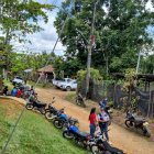 Familiares y compañeros de trabajo de los mineros esperaban noticias afuera de la mina de oro en Antioquia, Colombia, el 23 de septiembre de 2025.