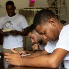 Jóvenes en rehabilitación rezan en la Casa de Rescate para drogadictos en La Habana el 22 de agosto de 2025.