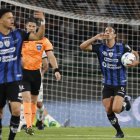 Michael Hoyos (d) de Independiente del Valle celebra un gol en un partido de cuartos de final de la Copa Sudamericana ante Once Caldas.