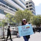 Simpatizantes al oficialismo se concentraron en los exteriores de la Corte Constitucional del Ecuador en los últimos días para exigir un fallo favorable a la convocatoria a la Constituyente.
