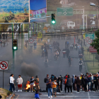 Personas bloquean una vía durante una manifestación este miércoles, en Otavalo.