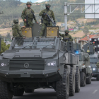 Integrantes de las Fuerzas Armadas de Ecuador custodian en varios puntos del país.