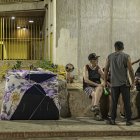Personas permanecen en la calle durante la madrugada por movimientos sísmicos este jueves, en Maracaibo (Venezuela).