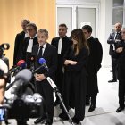 El ex presidente Nicolas Sarkozy habla con la prensa flanqueado por su esposa Carla Bruni (C-D) y el abogado francés Jean-Michel Darrois, en el tribunal del Tribunal de París, el 25 de septiembre de 2025.