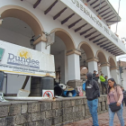 Activistas defensores del agua de Cuenca hasta la Gobernación del Azuay y dejaron desechos como protesta.