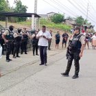 Familiares de los privados de libertad esperan con angustia noticias en los exteriores de la cárcel de Esmeraldas tras la masacre del 25 de septiembre de 2025.