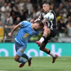 Guilherme Arana (d) de Atlético Mineiro disputa el balón con Leonel Justiniano (i) de Bolívar este miércoles, en un partido de los cuartos de final de la Copa Sudamericana entre  Atlético Mineiro y Bolívar en el estadio Arena MRV, en Belo Horizonte (Brasil).