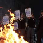 Personas sostienen carteles durante una manifestación el miércoles, 24  de septiembre de 2025, en Buenos Aires (Argentina).