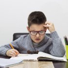 Un metaanálisis de 2025 revela que la enseñanza sistemática de la ortografía no solo mejora la escritura, sino también la lectura en estudiantes con dislexia