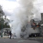 Policías intentan sofocar el fuego de un camión vandalizado en las instalaciones del Campo Militar en la Ciudad de México (México).