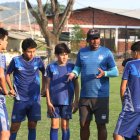 Wilson Carabalí, exjugador de Emelec, charla con chicos de la Escuela de Fútbol del Emelec.