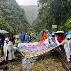 Operadores turísticos y pobladores se manifiestan en las vías del tren cerca de Machu Picchu contra la apertura de la venta de boletos en línea a las ruinas de la ciudadela inca.
