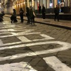 Manifestantes de Cuenca dieron reprimidos con violencia luego de pintar la frase "fuera Noboa" sobre la calle.