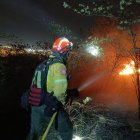 Personal bomberil durante trabajos de sofocación del fuego en el cerro Colorado, en el norte de Guayaquil.
