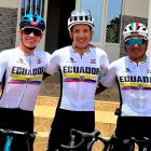 Richard Carapaz (c) tendrá en apoyo de Martín López (i) y Jonathan Caicedo (d).