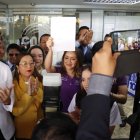 La primera vicepresidenta de la Asamblea, Mishel Mancheno presentó la solicitud en el CNE.