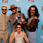 Los integrantes de Morat posan con los premios a canción pop rock y álbum pop durante los Premios Juventud 2025 en Panamá.