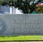 Se ve la entrada a un centro de detención del Servicio de Inmigración y Aduanas de Estados Unidos (ICE).