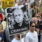 Una persona sostiene un cartel con el rostro del primer ministro israelí, Benjamin Netanyahu, durante una manifestación en contra de la guerra de Gaza en Nueva York (Estados Unidos).