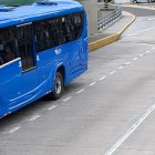 Más de 20 pasajeros se quedaron encerrados en bus, luego de que el conductor dejó abandonada la unidad en el norte de Quito.