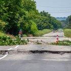 Una mujer camina junto a carretera dañada un día después de que un terremoto de magnitud 6,3 sacudiera la ciudad de Mene Grande en el estado Zulia, el 25 de septiembre de 2025.