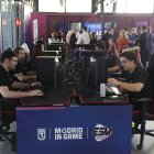 Decenas de amantes de los juegos electrónicos se congregan en la capital española por el torneo.